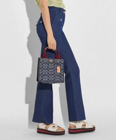 Coach Tote 22 In Signature Chambray