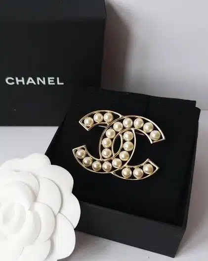 Chanel Pre-Owned Metal & Glass Pearls Brooch