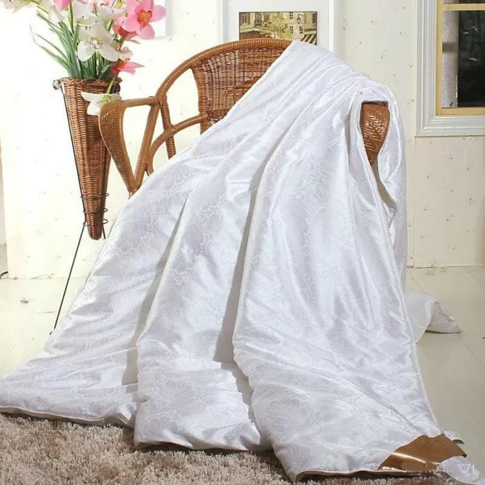 100% Mulberry Silk Comforter